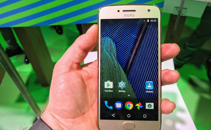 Das Moto G5 setzt nicht nur auf innere Werte, sondern punktet auch im Design Das Moto G5 Plus in Gold auf dem MWC 2017