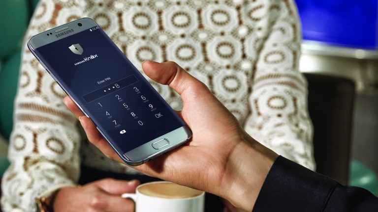 Großaufnahme Männerhand hält Samsung Galaxy S7 edge.