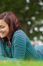 Eine Frau spielt auf ihrem Smartphone