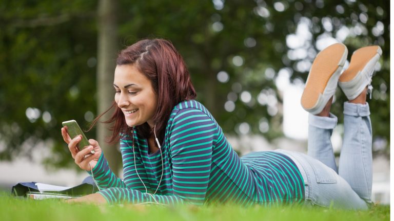 Eine Frau spielt auf ihrem Smartphone