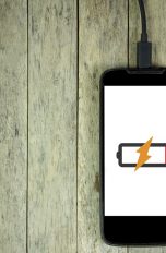 Manchmal muss es schnell gehen: Ein fast leeres Handy wird aufgeladen.