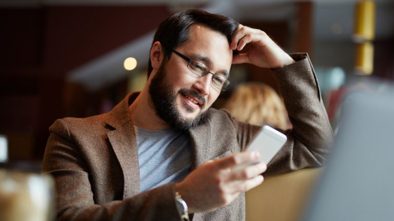 WhatsApp per Mail Account Mann mit Handy