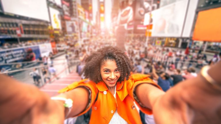 YouTuberin filmt sich selbst auf überfüllten New Yorker Times Square