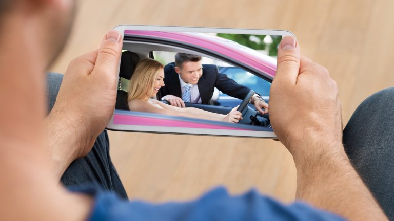 Mann sieht Video auf dem Smartphone