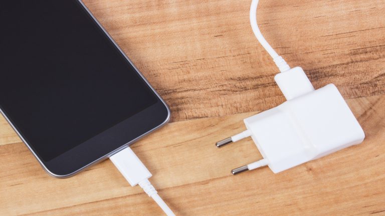 Handy schneller laden: Mit diesen Tricks klappt´s Auch wenn sich die verschiedenen Netzteile optisch gleichen, kann die Leistung stark variieren.