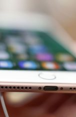 Hand hält iPhone 7 von Apple