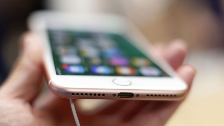 Hand hält iPhone 7 von Apple