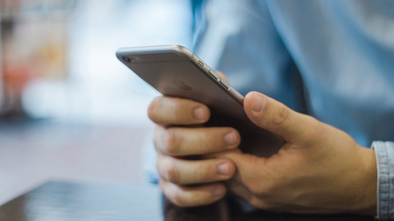 iPhone in den Händen halten