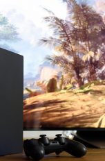 PlayStation 4 Pro mit Controller an TV angeschlossen