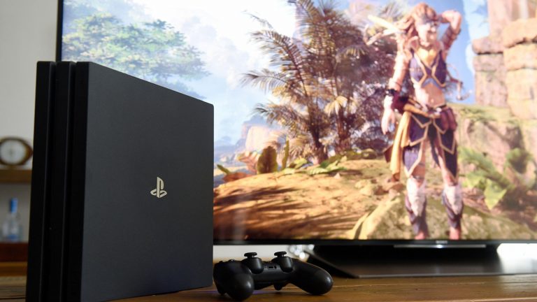 PlayStation 4 Pro mit Controller an TV angeschlossen