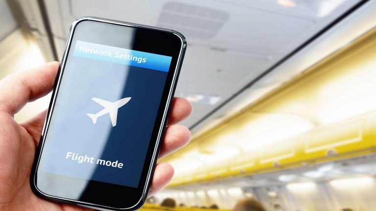 Handy schneller laden: Mit diesen Tricks klappt´s Wenn Sie Ihr Handy in den Flugmodus stellen, lädt es schneller auf.