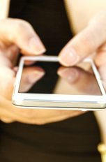 Frau bedient Smartphone.