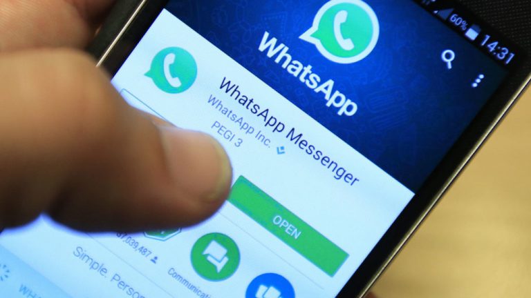 Ein Smartphone, auf dem WhatsApp installiert ist.