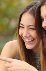 Frauen schauen Video auf Smartphone an