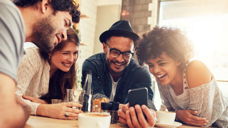 Mit mehreren Personen gleichzeitig chatten über WhatsApp. Freunde chatten über WhatsApp Messenger am Smartphone