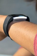 Fitbit Alta Tracker misst nun auch den Puls und trackt den Schlaf