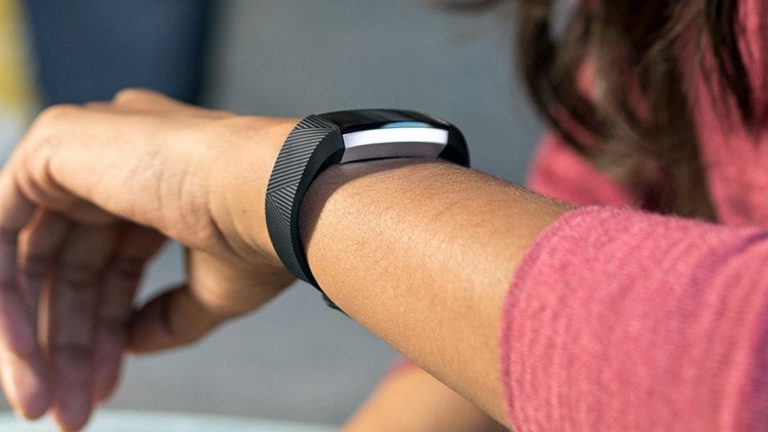 Fitbit Alta Tracker misst nun auch den Puls und trackt den Schlaf