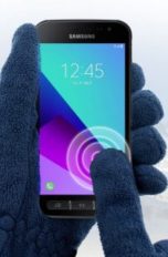 User bedient Samsung Galaxy Xcover 4 mit Handschuhen.