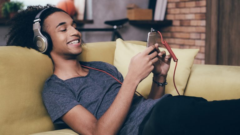 Junge hört Musik über Smartphone.