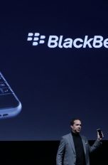 TCL-CEO Nicolas Zibell stellt BlackBerry KEYone bei MWC vor.