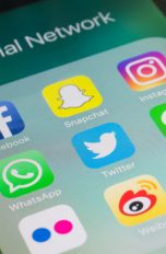 Ein Smartphone mit den Apps von Facebook,, Snapchat, Instagram, WhatsApp und anderen.