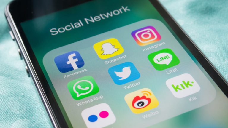 Ein Smartphone mit den Apps von Facebook,, Snapchat, Instagram, WhatsApp und anderen.