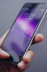 Hand auf Homebutton beim iPhone