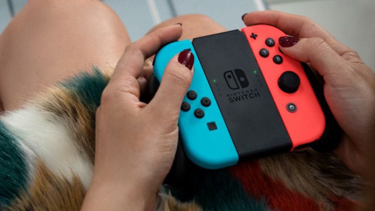 Eine Frau spielt mit den Joy-Con-Controllern.