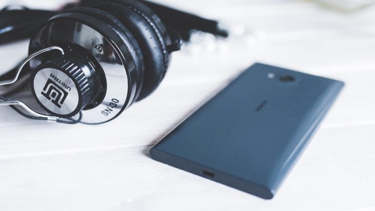 Nokia Nokia Smartphone liegt neben Kopfhörern