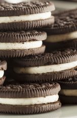 Oreo Kekse auf Teller angerichtet