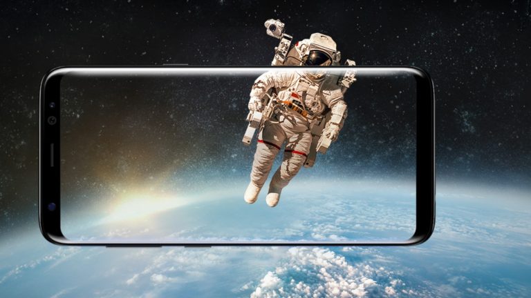 Samsung Galaxy S8 Display Bild eines Astronauten reicht bis über den Rand des Displays beim Samsung Galaxy S8 hinaus.