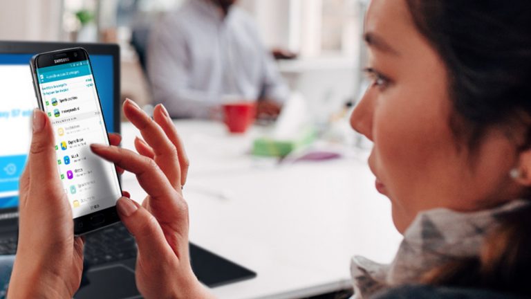 Junge Frau bedient Apps auf dem Samsung Galaxy S8