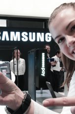 Messemitarbeiterin zeigt auf dem MWC das Samsung Galaxy S7 edge.