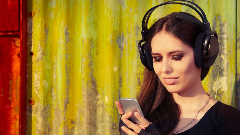 Mädchen hört Musik über Smartphone.