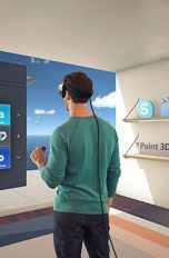 Mann steht im Raum vor Windows-10-Schaltfläche und