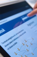 Eine Frau loggt sich bei Facebook ein.