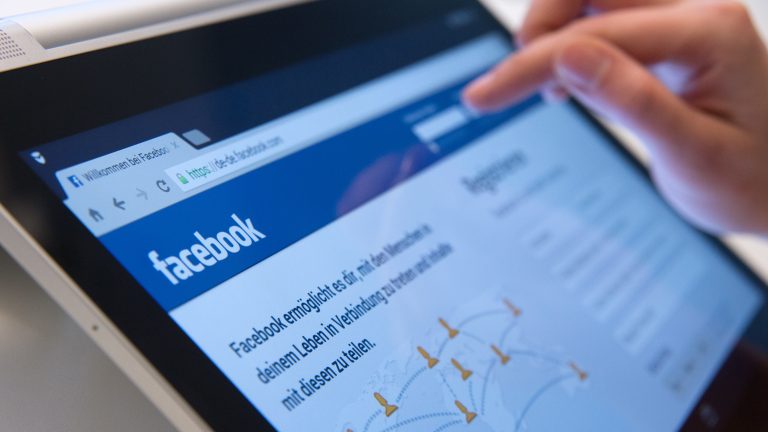 Eine Frau loggt sich bei Facebook ein.