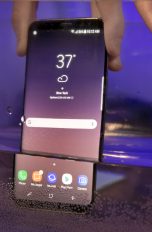 Ein Samsung Galaxy S8 wird ins Wasser getaucht.