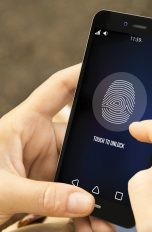 Auf einem Smartphone wird der Fingerabdrucksensor benutzt.