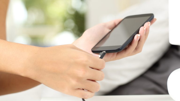 Ein Handy wird aufgeladen.