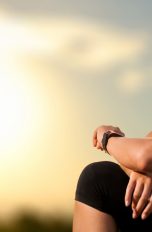 Frau beim Training mit Smartwatch mit Android Wear 2.0