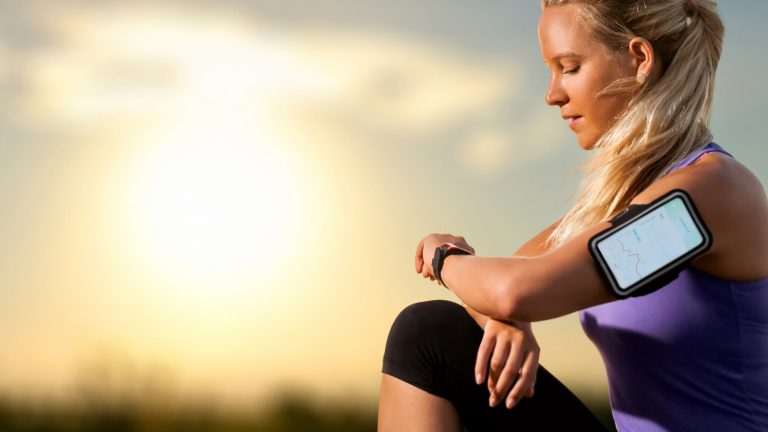 Frau beim Training mit Smartwatch mit Android Wear 2.0