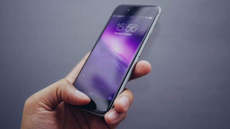 Hand auf Homebutton beim iPhone