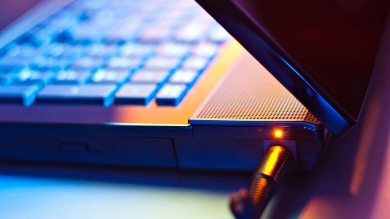 Richtiges Netzteil für den Laptop finden