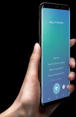 Hand hält Samsung Galaxy S8 mit Bixby