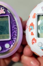 Hände halten zwei Tamagotchis