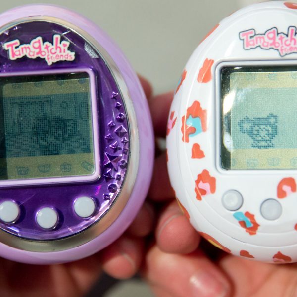 Hände halten zwei Tamagotchis