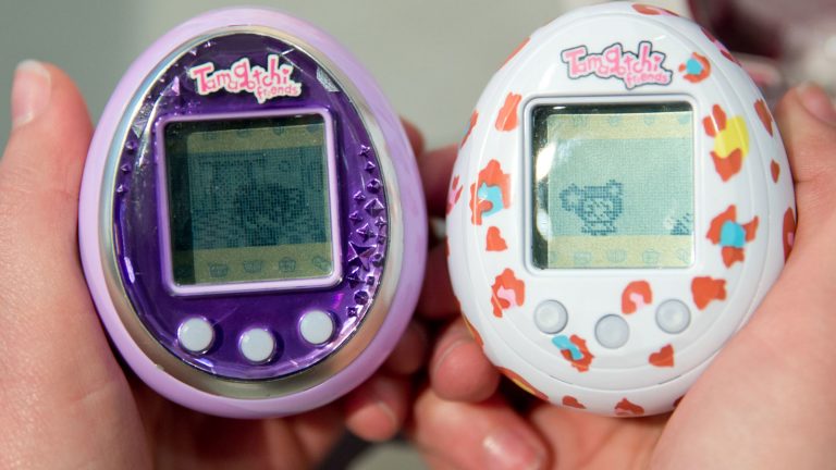 Hände halten zwei Tamagotchis