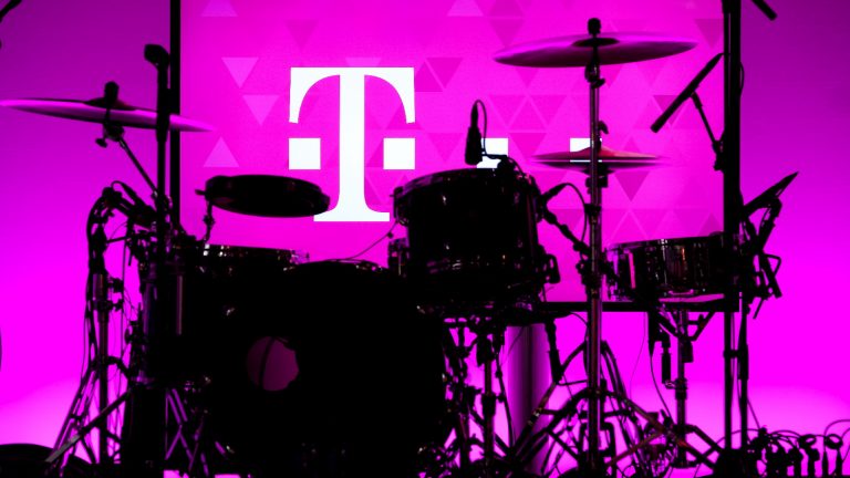 Telekom-Logo hinter Schlagzeug