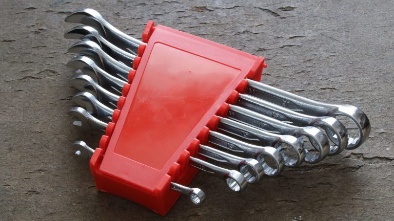 Wasser steht in der Waschmaschine Schraubenschlüssel Wasser steht in der Waschmaschine Schraubenschlüssel